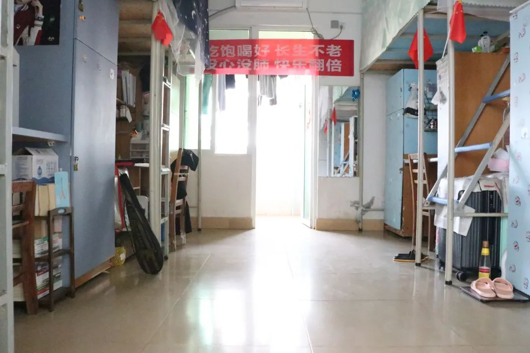 瓊臺(tái)師范學(xué)院宿舍條件怎么樣,有空調(diào)和獨(dú)立衛(wèi)生間嗎？（附宿舍圖片）