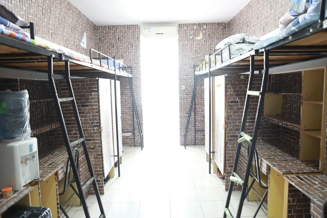 武漢華夏理工學(xué)院宿舍條件怎么樣,有空調(diào)和獨(dú)立衛(wèi)生間嗎？（附宿舍圖片）