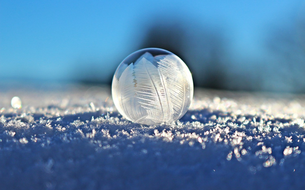 為什么雪是白色的而冰是透明的,雪花和冰的區別是什么？