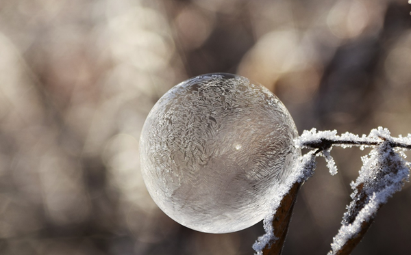 為什么雪是白色的而冰是透明的,雪花和冰的區別是什么？